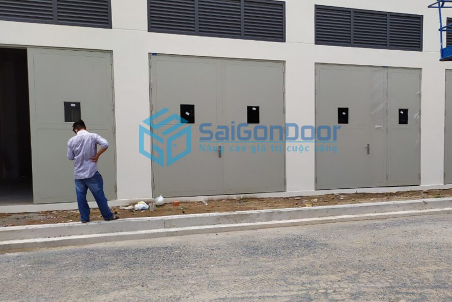 NHỮNG NƠI NÊN LẮP ĐẶT CỬA THÉP CHỐNG CHÁY 11 cua chong chay xuong san xuat