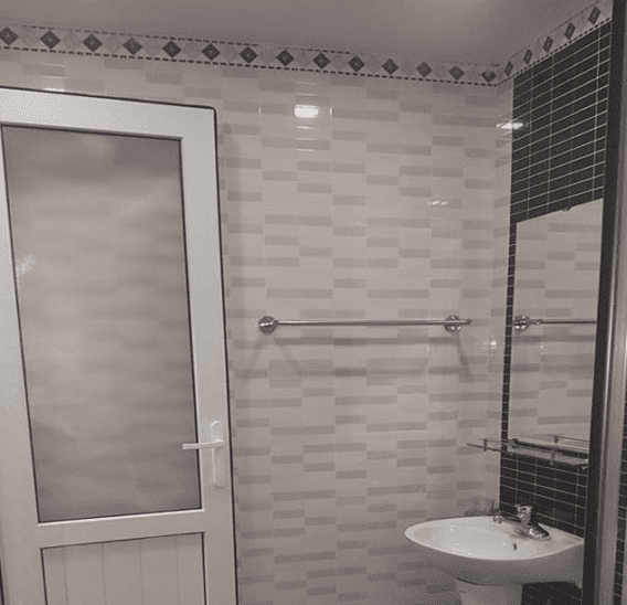 Giải đáp chi tiết chất liệu tốt nhất làm cửa nhà tắm là gì? 7 Cửa nhôm kính nhà vệ sinh