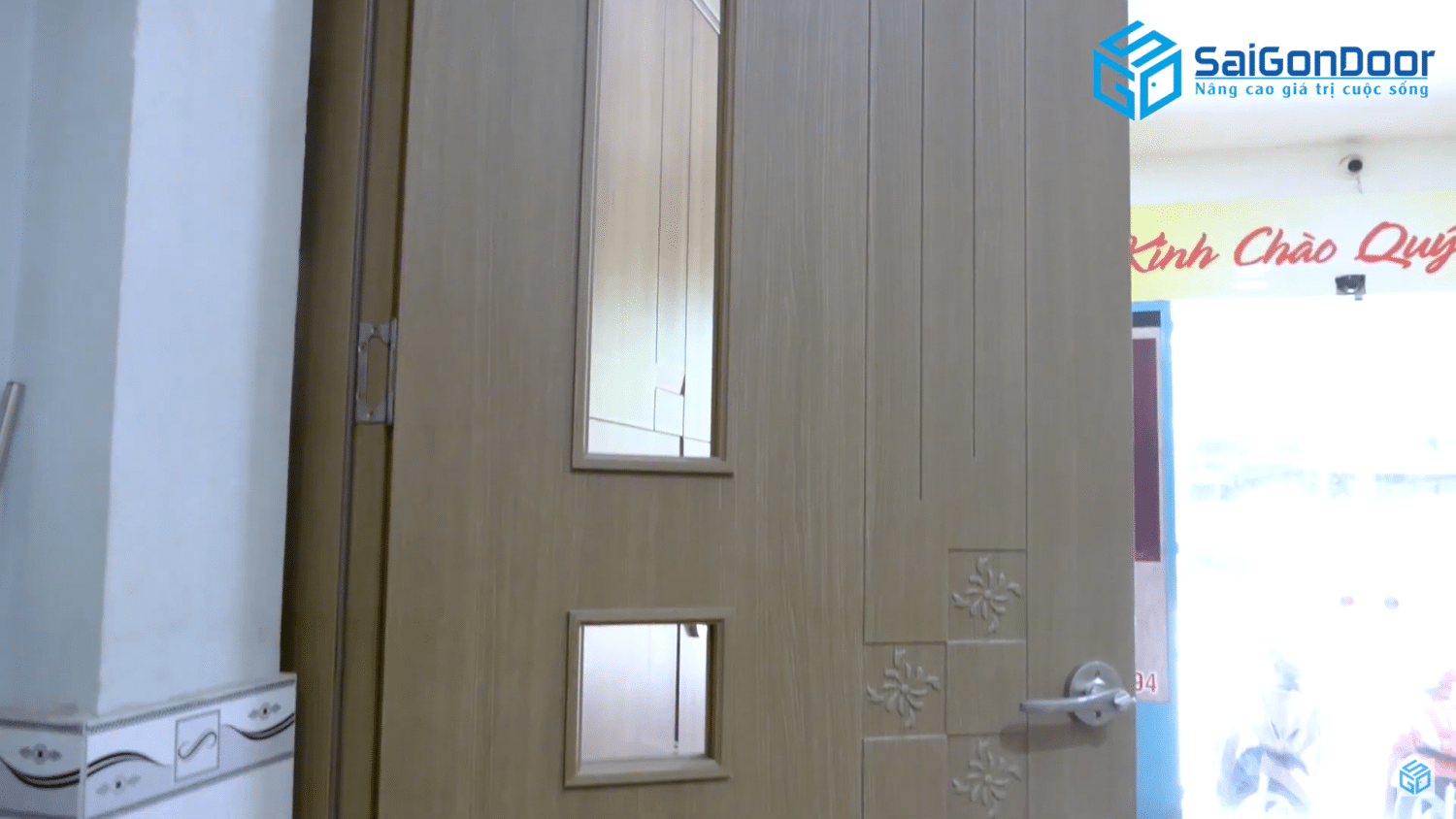 Cửa nhựa ABS Hàn Quốc với thiết kế ô kính cường lực mang lại nét đẹp tinh tế Cửa nhựa ABS Hàn Quốc với thiết kế ô kính cường lực mang lại nét đẹp tinh tế