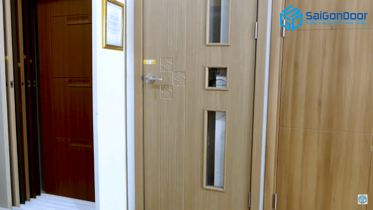 Tổng quan cửa nhựa ABS Hàn Quốc phủ vân gỗ có ô kính cường lực Tổng quan cửa nhựa ABS Hàn Quốc phủ vân gỗ có ô kính cường lực