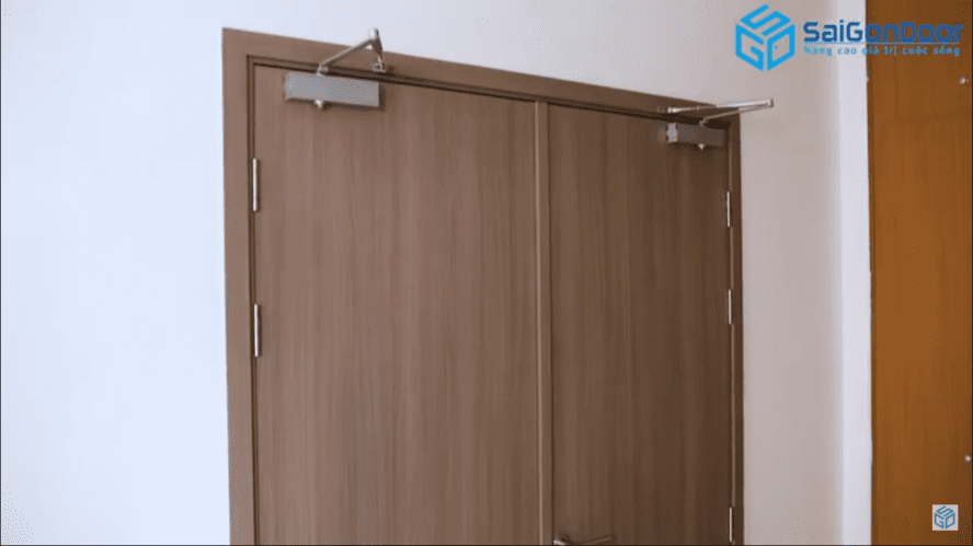 HOÀN THIỆN LẮP ĐẶT BỘ CỬA GỖ CHỐNG CHÁY SAIGONDOOR LOẠI 2 CÁNH CÓ TAY CO HƠI TRỢ LỰC 11 6 8