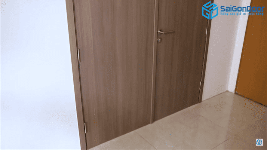 HOÀN THIỆN LẮP ĐẶT BỘ CỬA GỖ CHỐNG CHÁY SAIGONDOOR LOẠI 2 CÁNH CÓ TAY CO HƠI TRỢ LỰC 12 7 2