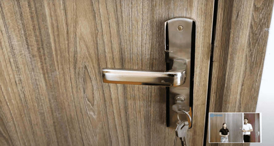 Khóa dài gạt, kiểu dáng đẹp bóng hơn khi mở rất nhẹ nhàng Khóa dài gạt, kiểu dáng đẹp bóng hơn khi mở rất nhẹ nhàng