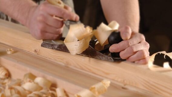 Tiết lộ 4 cách xử lý cửa gỗ bị cong vênh ngay tại nhà không cần đến thợ 6 Bào bỏ phần bị cong vênh trên cửa gỗ