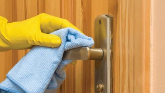 Bật mí cách vệ sinh cửa gỗ đúng chuẩn không phải ai cũng biết 6 Cách vệ sinh cửa gỗ công nghiệp nên sử dụng khăn vải mềm và khô