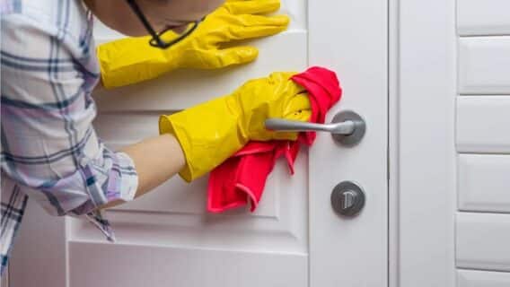 Bật mí cách vệ sinh cửa gỗ đúng chuẩn không phải ai cũng biết 9 Mẹo giúp cửa gỗ sáng bóng như mới