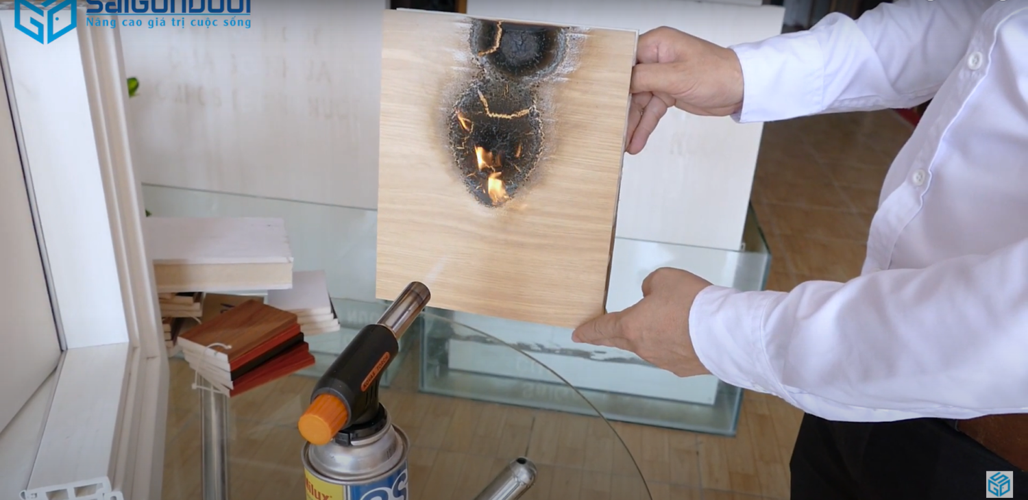 Test khả năng chống cháy cửa nhựa gỗ composite