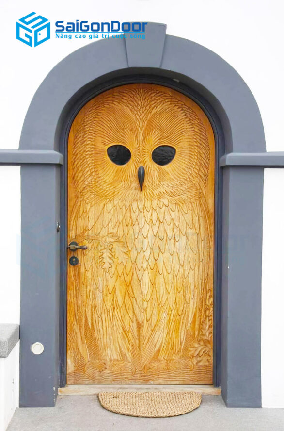 Một dạng cửa vòm làm bằng gỗ tự nhiên với dạng hoa văn chạm khắc độc đáo